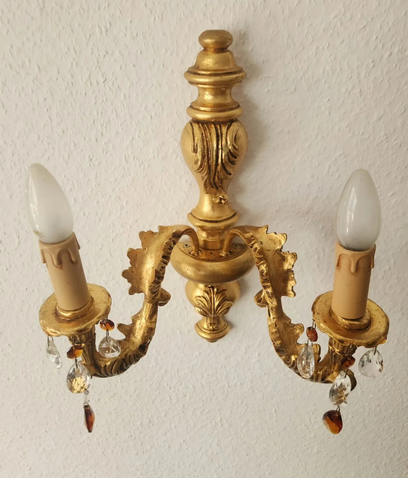 Antike Florentine Wandlampe aus Holz und handgeschnitztem vergoldetem Blattgold mit Anhängern aus Kristallglas, Italien, 1950er