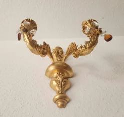 Antike Florentine Wandlampe aus Holz und handgeschnitztem vergoldetem Blattgold mit Anhängern aus Kristallglas, Italien, 1950er