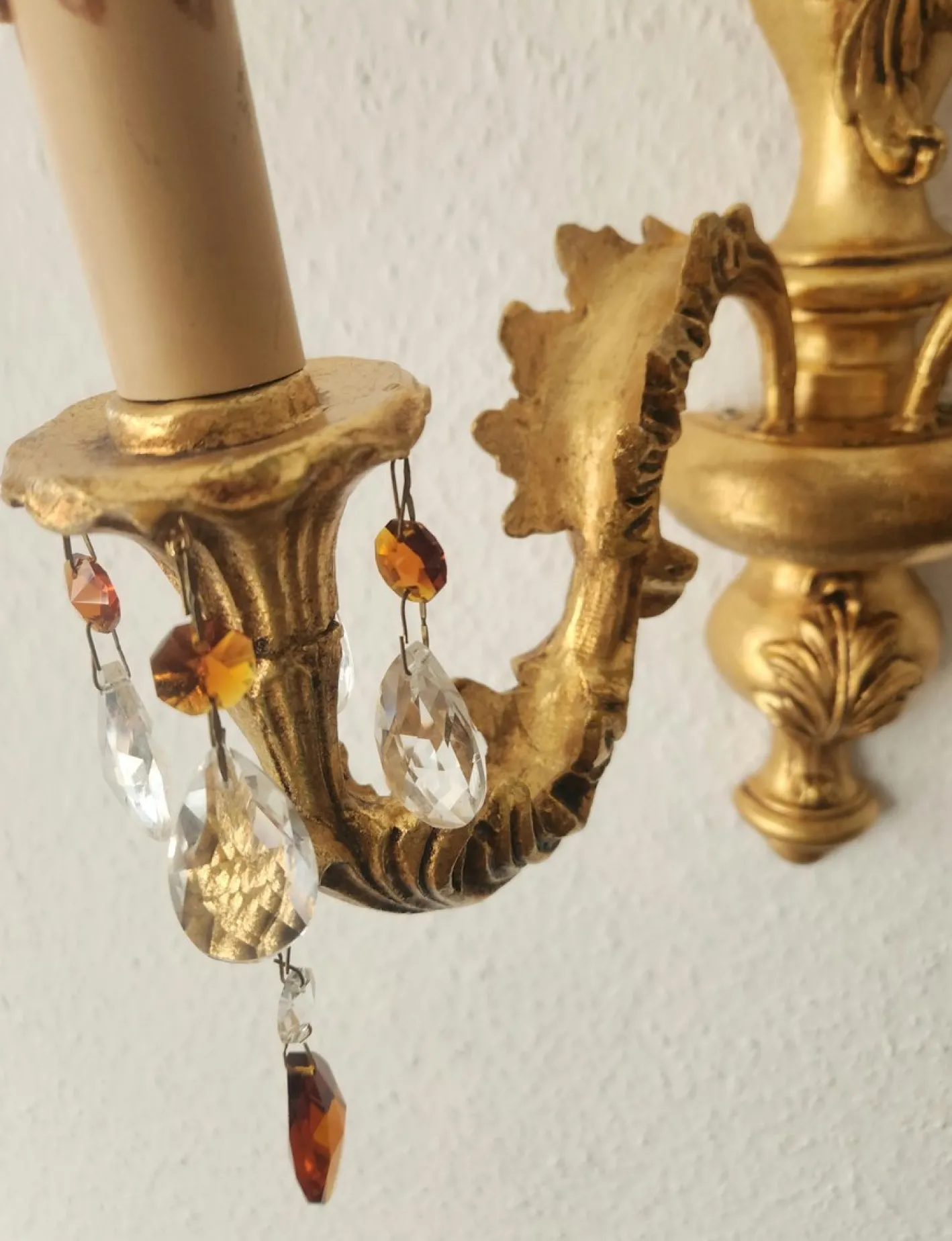 Antike Florentine Wandlampe aus Holz und handgeschnitztem vergoldetem Blattgold mit Anhängern aus Kristallglas, Italien, 1950er