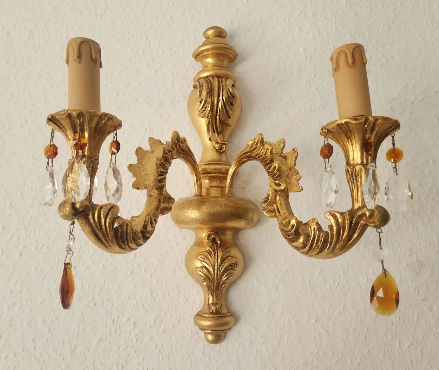 Antike Florentine Wandlampe aus Holz und handgeschnitztem vergoldetem Blattgold mit Anhängern aus Kristallglas, Italien, 1950er