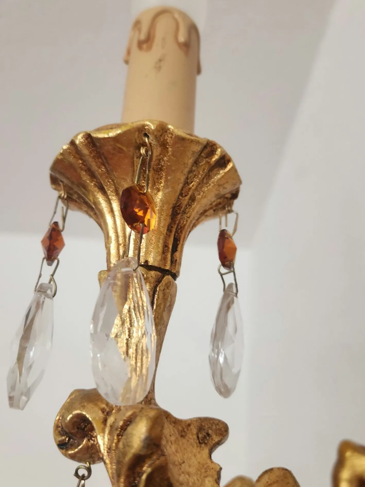 Antike Florentine Wandlampe aus Holz und handgeschnitztem vergoldetem Blattgold mit Anhängern aus Kristallglas, Italien, 1950er