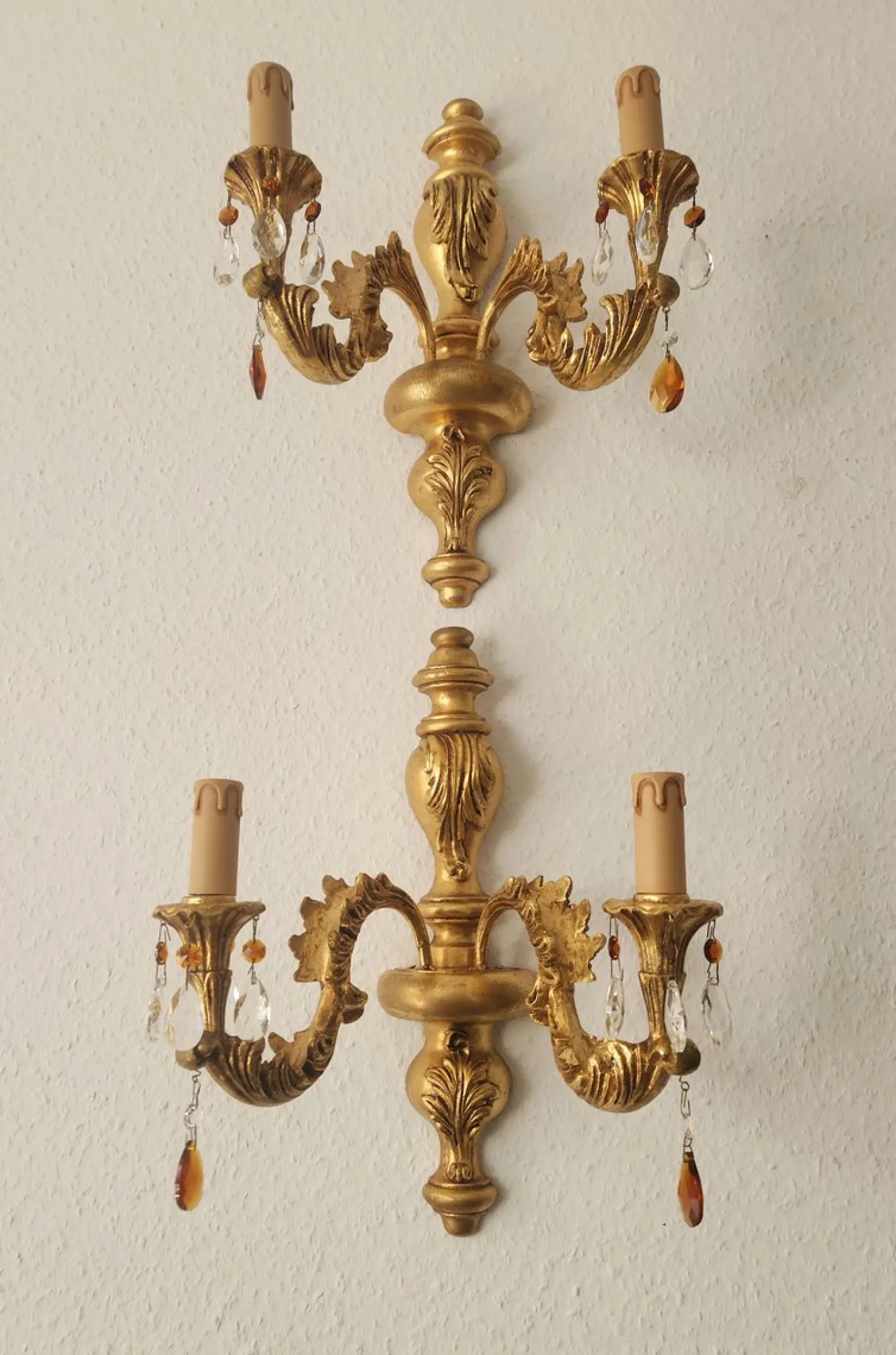 Antike Florentine Wandlampe aus Holz und handgeschnitztem vergoldetem Blattgold mit Anhängern aus Kristallglas, Italien, 1950er
