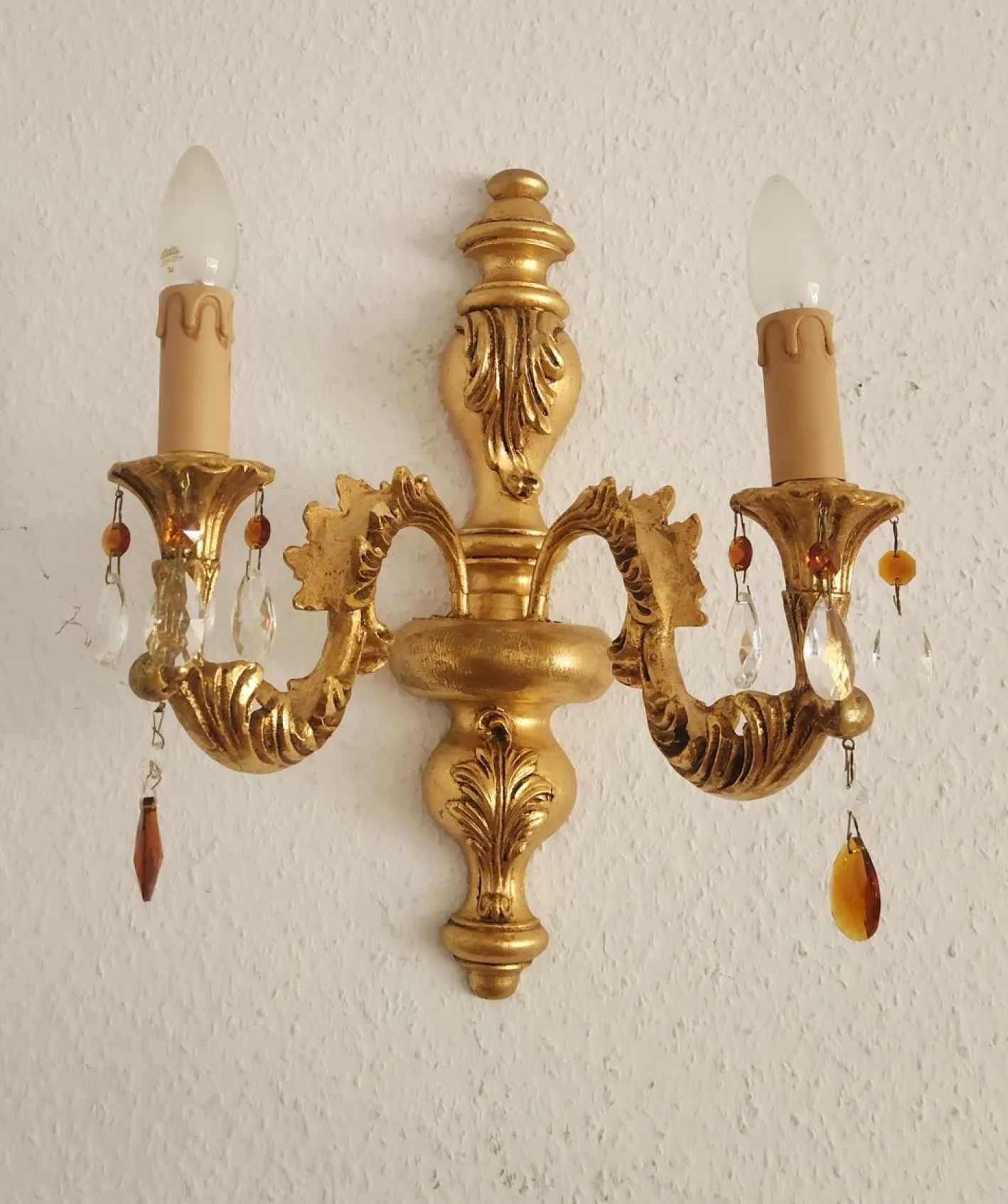 Antike Florentine Wandlampe aus Holz und handgeschnitztem vergoldetem Blattgold mit Anhängern aus Kristallglas, Italien, 1950er