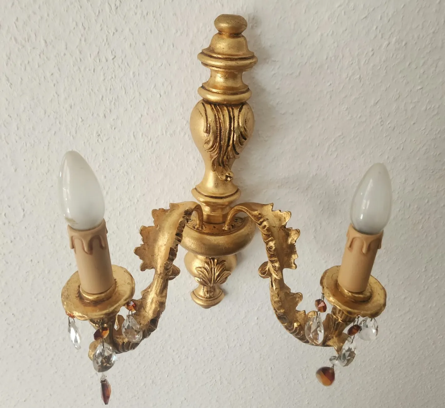 Antike Florentine Wandlampe aus Holz und handgeschnitztem vergoldetem Blattgold mit Anhängern aus Kristallglas, Italien, 1950er