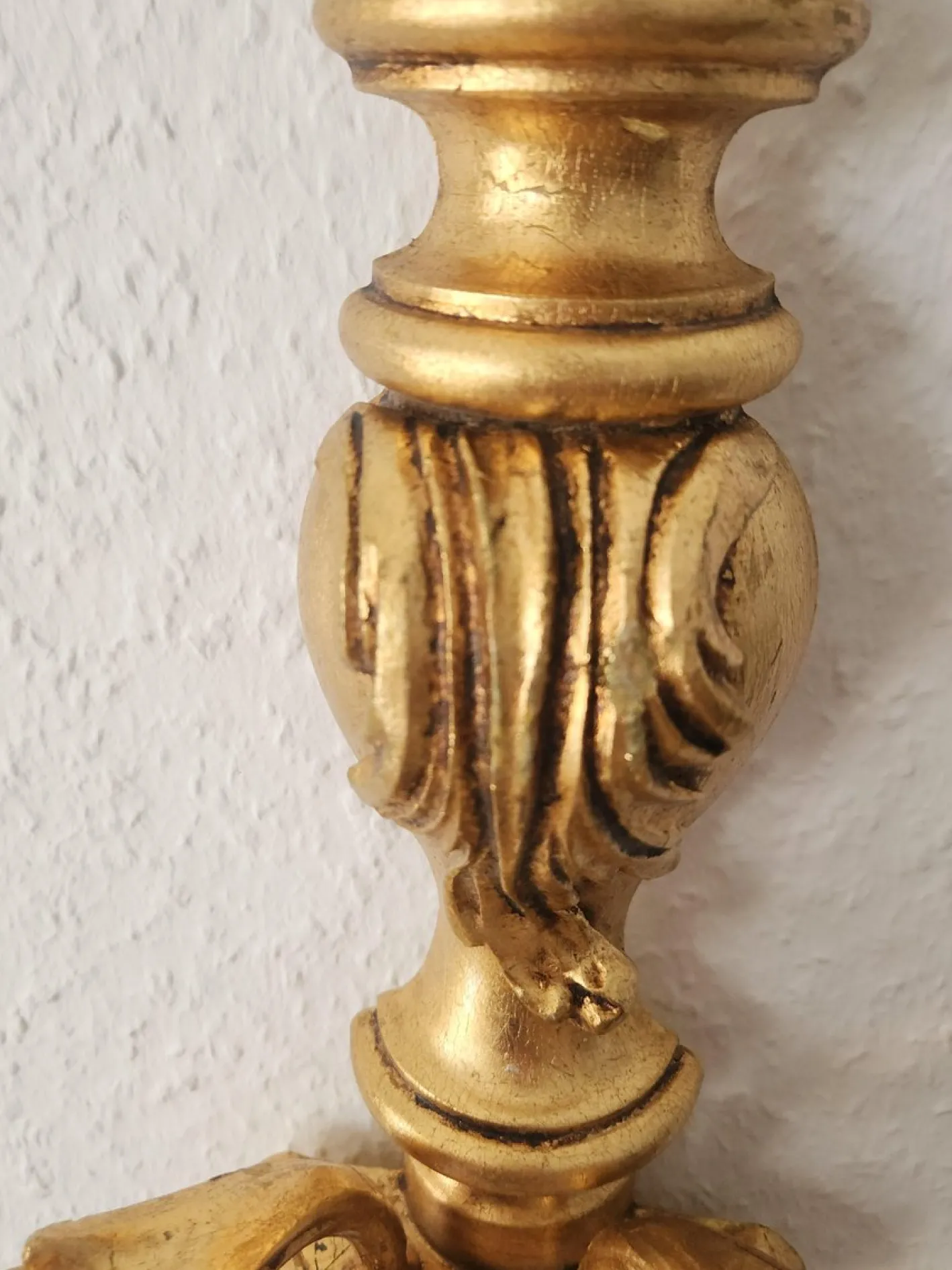 Antike Florentine Wandlampe aus Holz und handgeschnitztem vergoldetem Blattgold mit Anhängern aus Kristallglas, Italien, 1950er