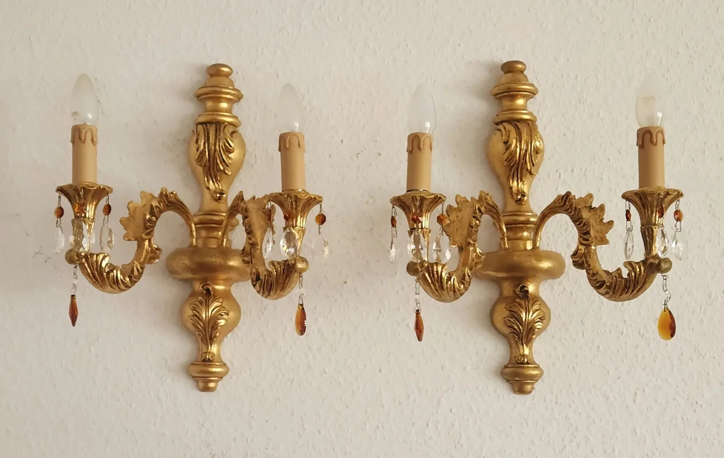 Antike Florentine Wandlampe aus Holz und handgeschnitztem vergoldetem Blattgold mit Anhängern aus Kristallglas, Italien, 1950er