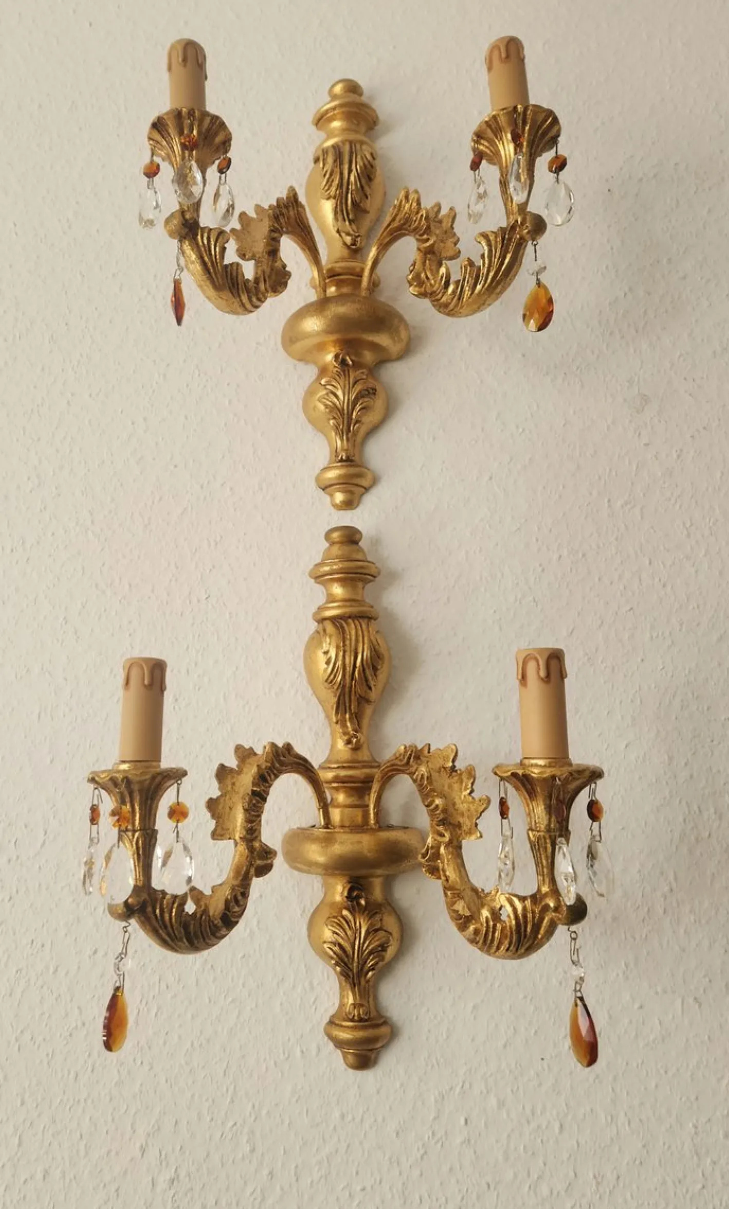 Antike Florentine Wandlampe aus Holz und handgeschnitztem vergoldetem Blattgold mit Anhängern aus Kristallglas, Italien, 1950er