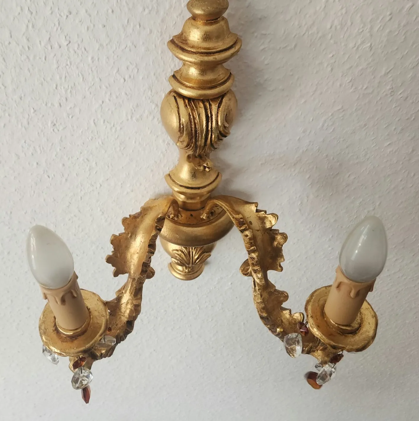 Antike Florentine Wandlampe aus Holz und handgeschnitztem vergoldetem Blattgold mit Anhängern aus Kristallglas, Italien, 1950er