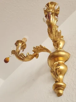Antike Florentine Wandlampe aus Holz und handgeschnitztem vergoldetem Blattgold mit Anhängern aus Kristallglas, Italien, 1950er