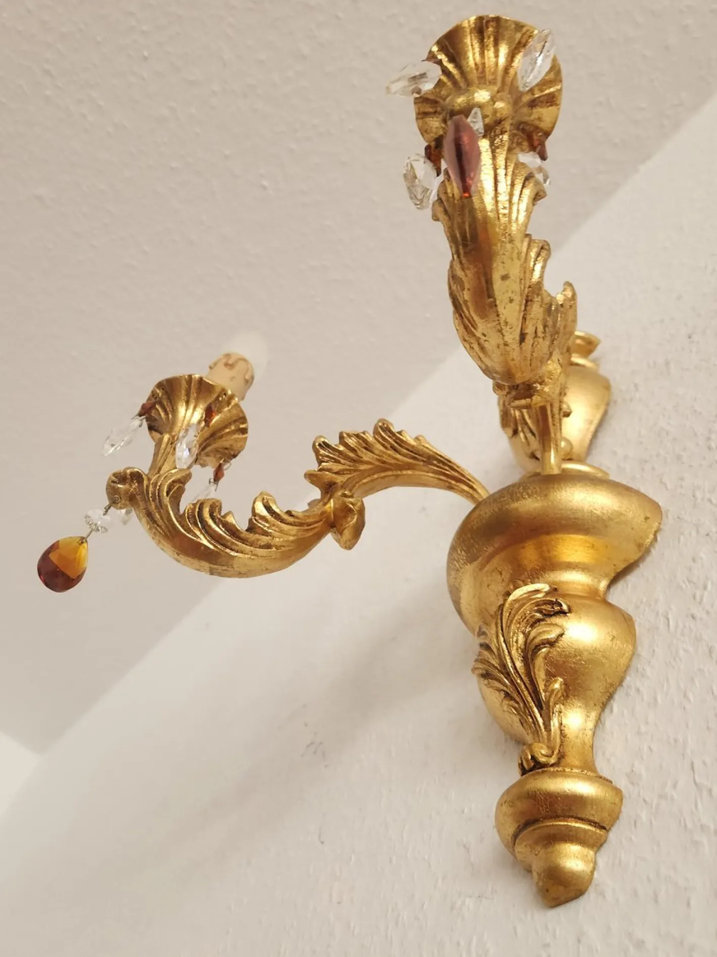 Antike Florentine Wandlampe aus Holz und handgeschnitztem vergoldetem Blattgold mit Anhängern aus Kristallglas, Italien, 1950er