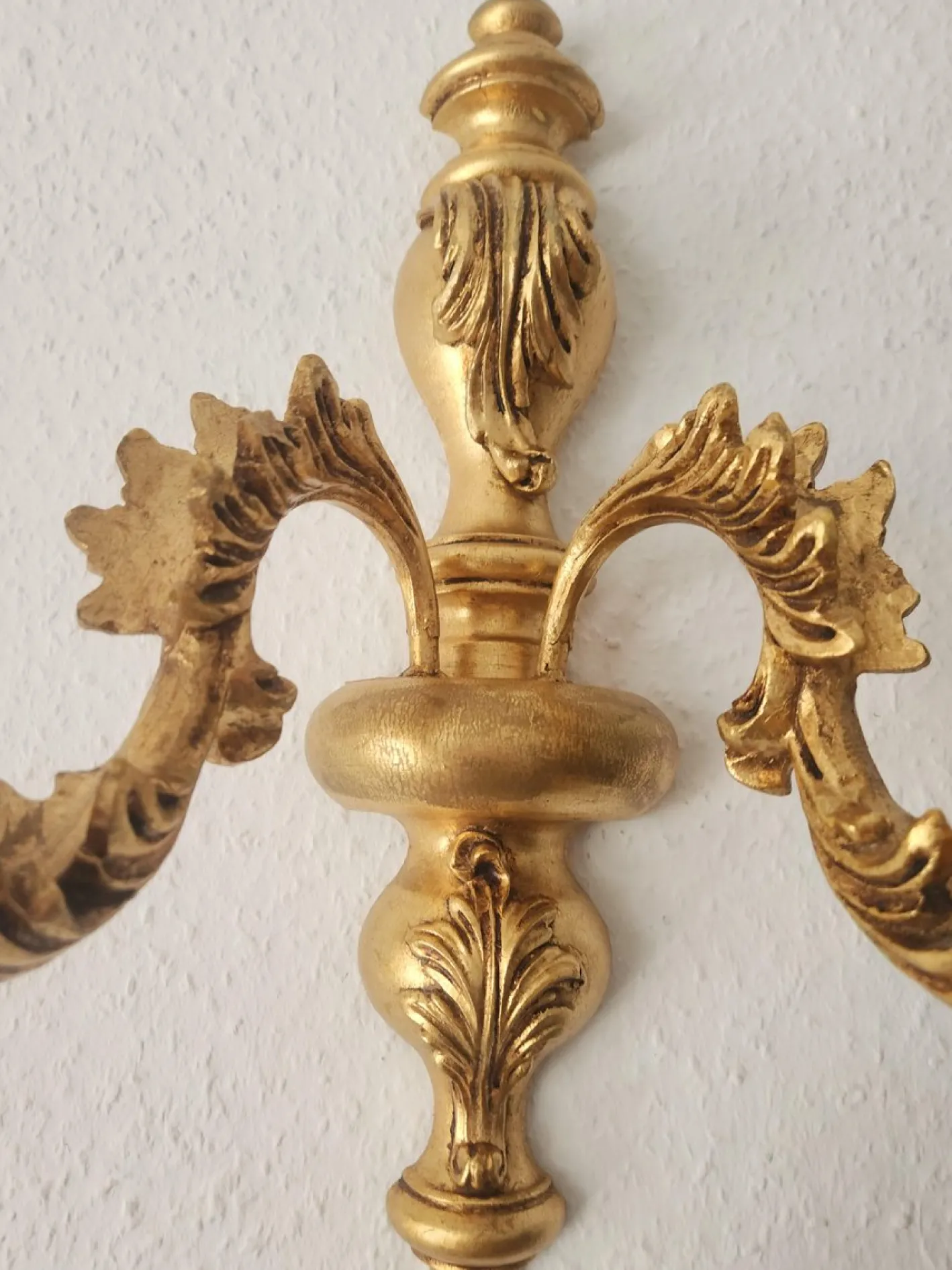 Antike Florentine Wandlampe aus Holz und handgeschnitztem vergoldetem Blattgold mit Anhängern aus Kristallglas, Italien, 1950er