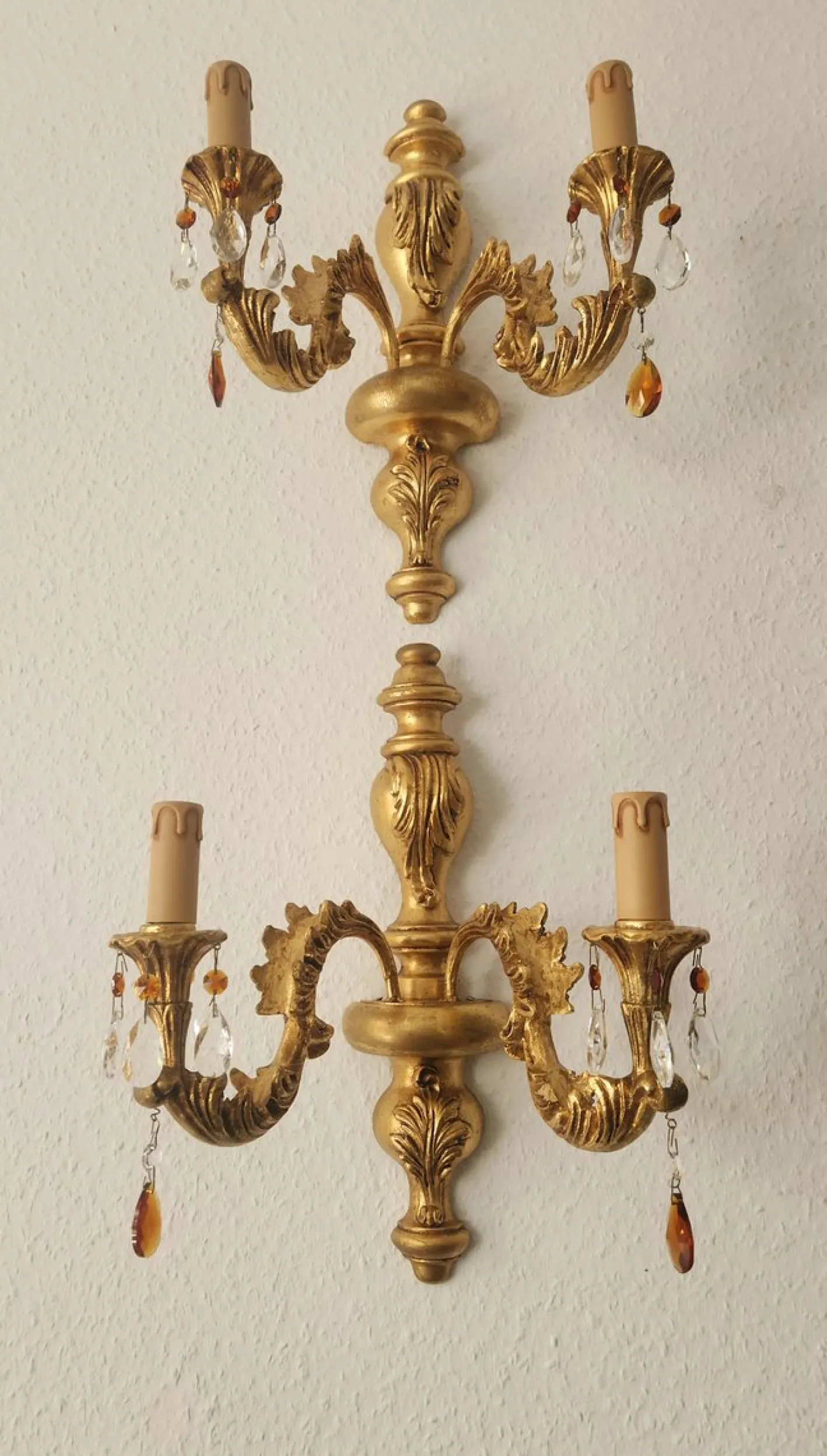 Antike Florentine Wandlampe aus Holz und handgeschnitztem vergoldetem Blattgold mit Anhängern aus Kristallglas, Italien, 1950er