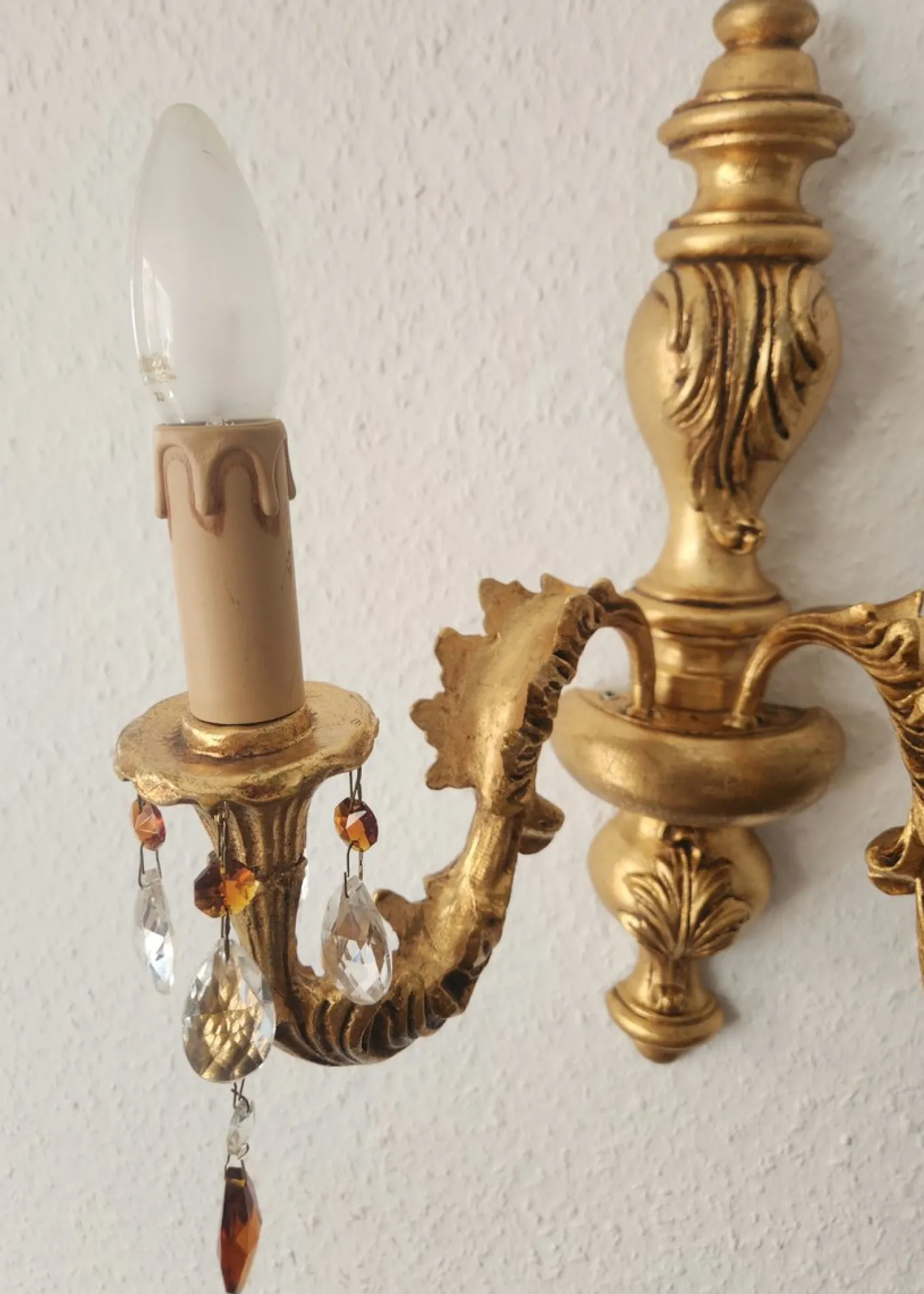 Antike Florentine Wandlampe aus Holz und handgeschnitztem vergoldetem Blattgold mit Anhängern aus Kristallglas, Italien, 1950er