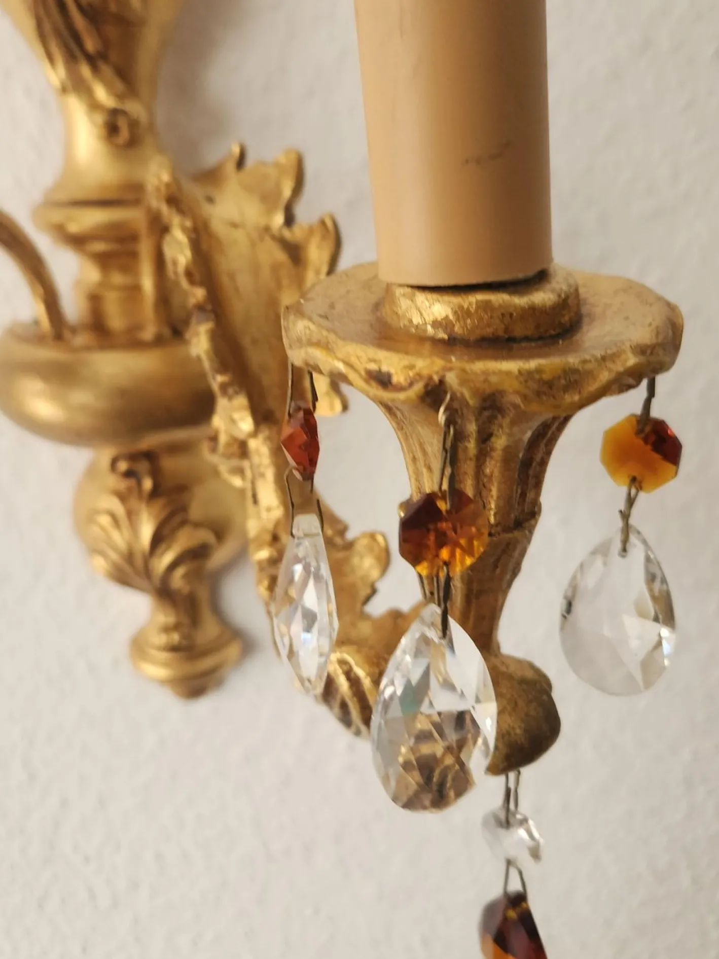 Antike Florentine Wandlampe aus Holz und handgeschnitztem vergoldetem Blattgold mit Anhängern aus Kristallglas, Italien, 1950er