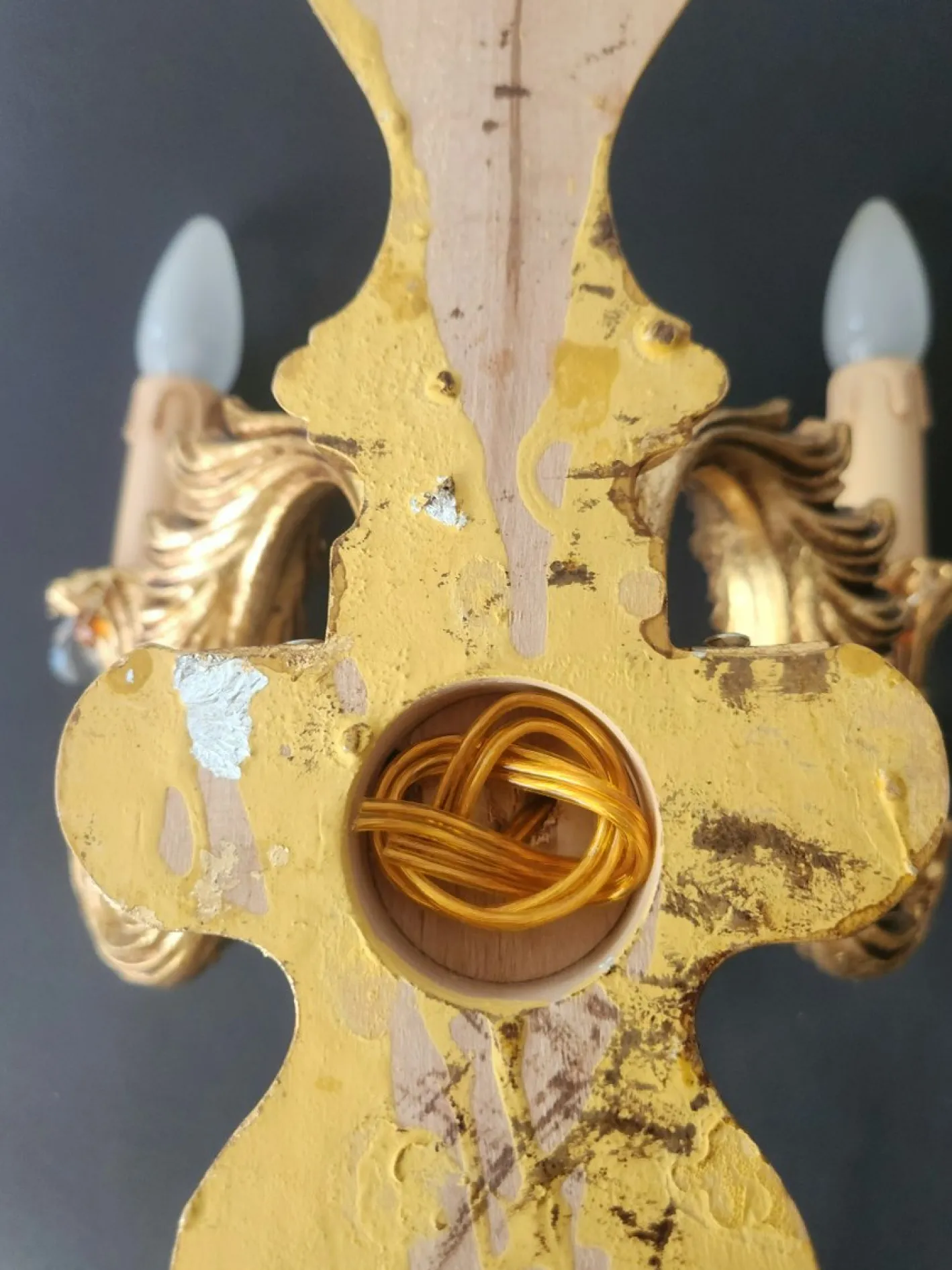 Antike Florentine Wandlampe aus Holz und handgeschnitztem vergoldetem Blattgold mit Anhängern aus Kristallglas, Italien, 1950er