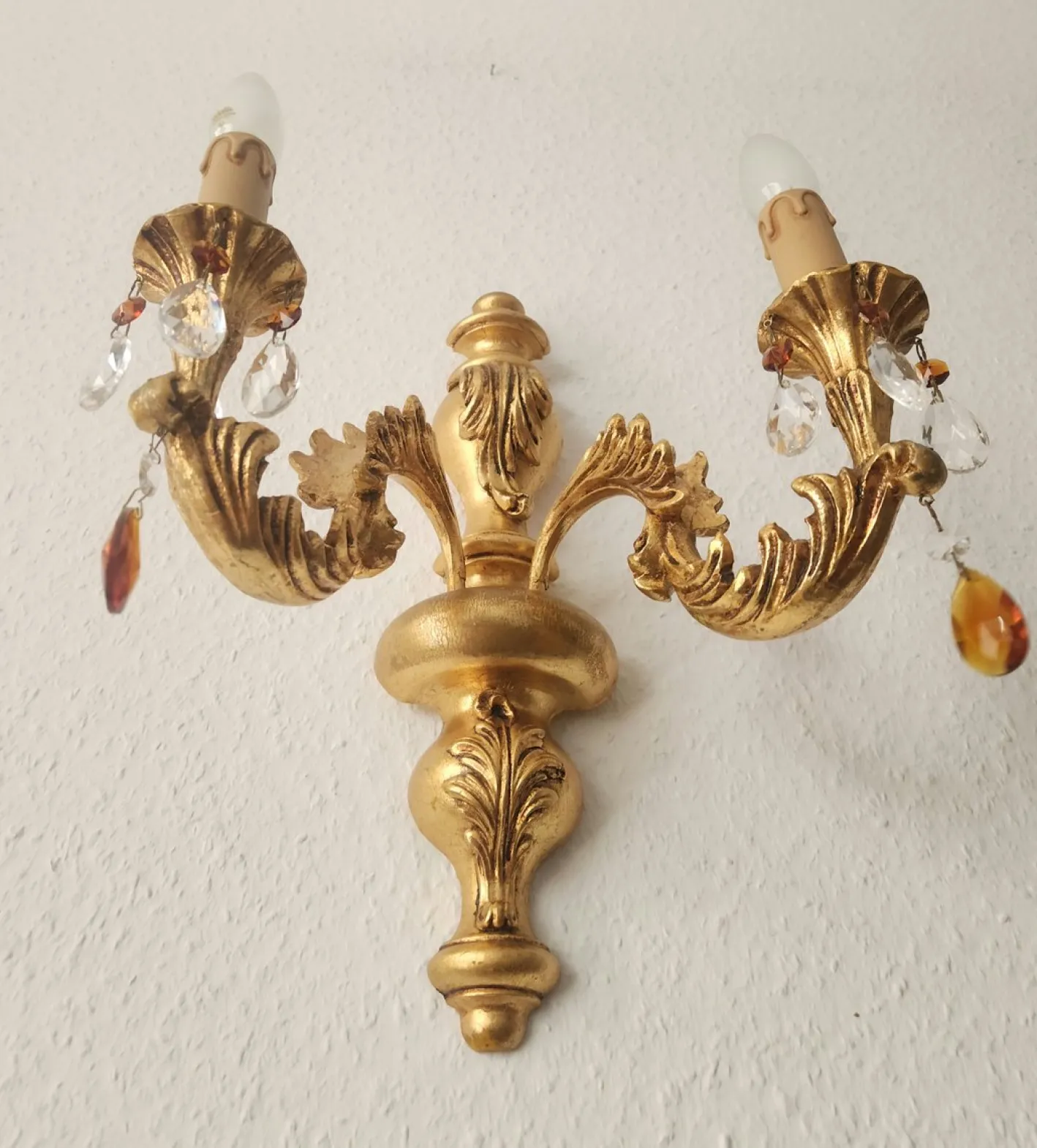 Antike Florentine Wandlampe aus Holz und handgeschnitztem vergoldetem Blattgold mit Anhängern aus Kristallglas, Italien, 1950er