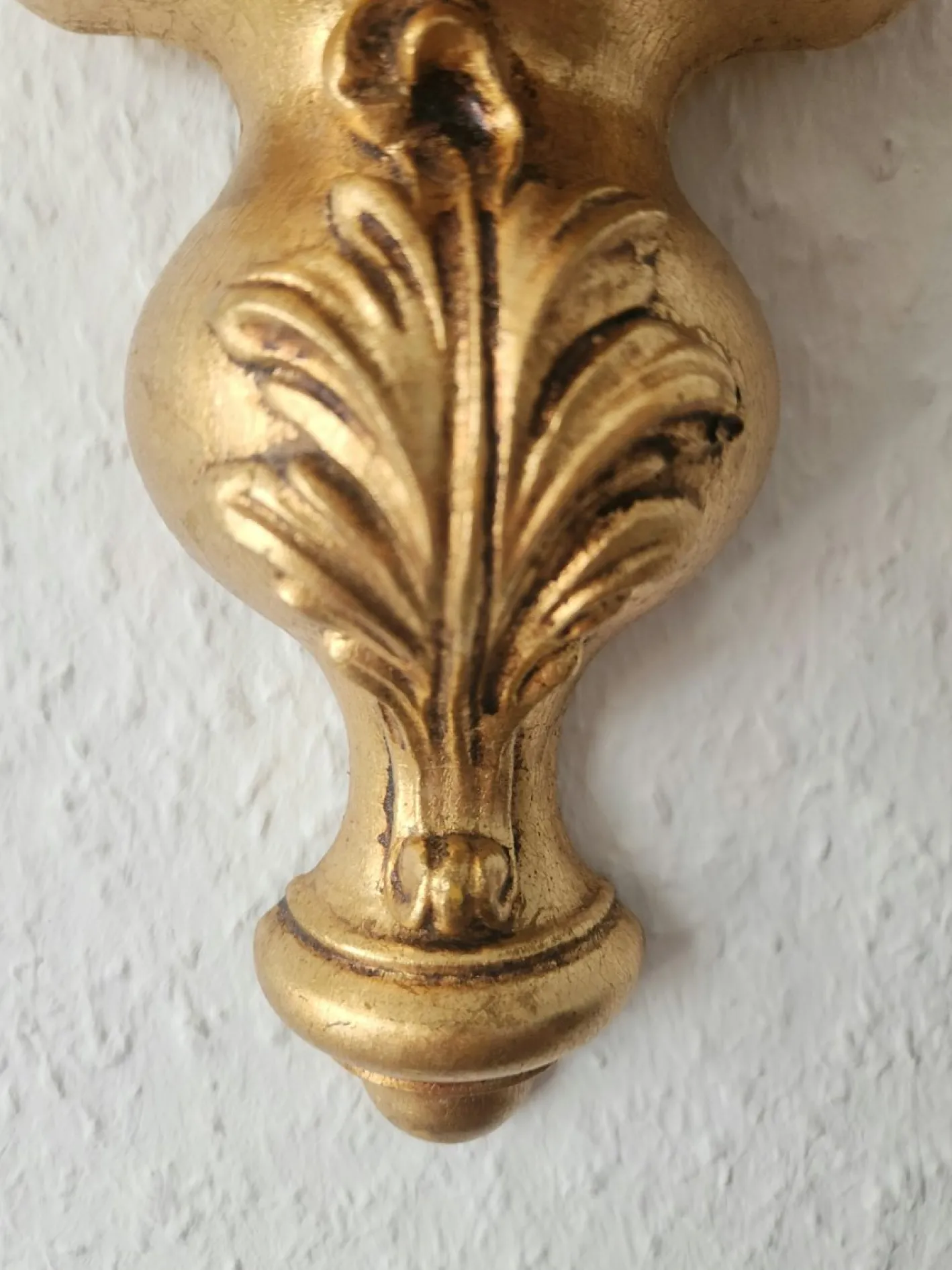 Antike Florentine Wandlampe aus Holz und handgeschnitztem vergoldetem Blattgold mit Anhängern aus Kristallglas, Italien, 1950er