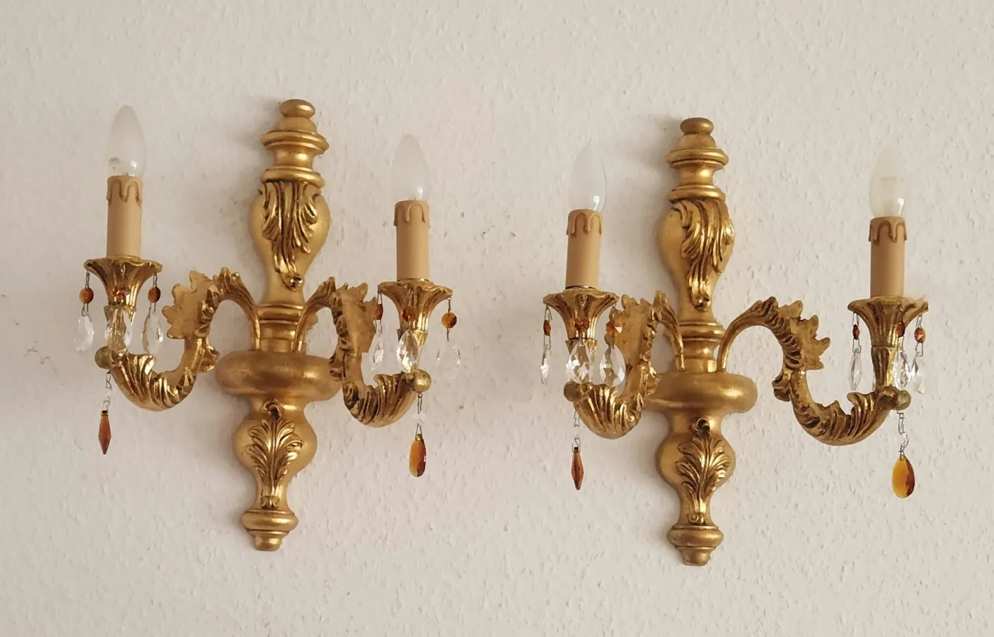 Antike Florentine Wandlampe aus Holz und handgeschnitztem vergoldetem Blattgold mit Anhängern aus Kristallglas, Italien, 1950er