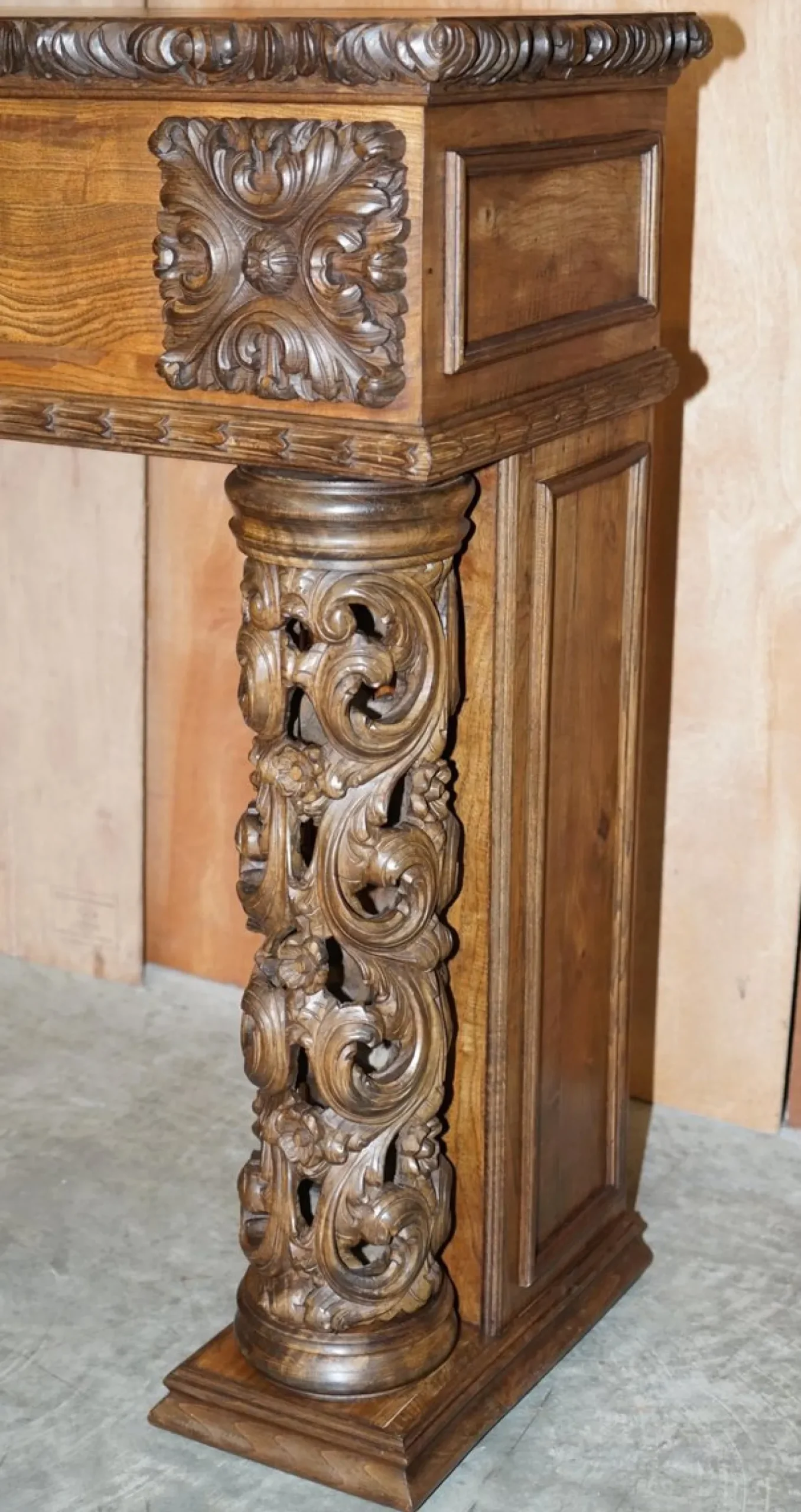 Antike handgeschnitzte Säule aus massivem Ulmenholz, 1880er