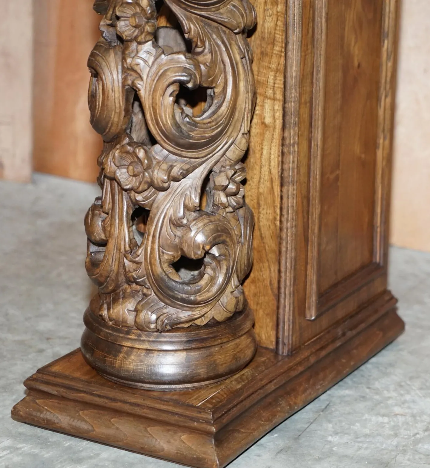 Antike handgeschnitzte Säule aus massivem Ulmenholz, 1880er