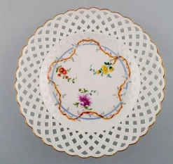 Antike Meissen Teller aus gepierctem Porzellan mit handbemalten Blumenmotiven, 2er Set