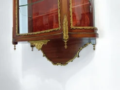 Antike neoklassizistische französische Louis XVI Vitrine aus Mahagoni & Bronze, 1910er