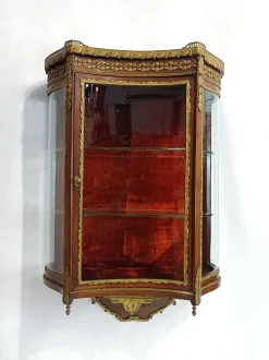 Antike neoklassizistische französische Louis XVI Vitrine aus Mahagoni & Bronze, 1910er