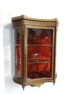 Antike neoklassizistische französische Louis XVI Vitrine aus Mahagoni & Bronze, 1910er