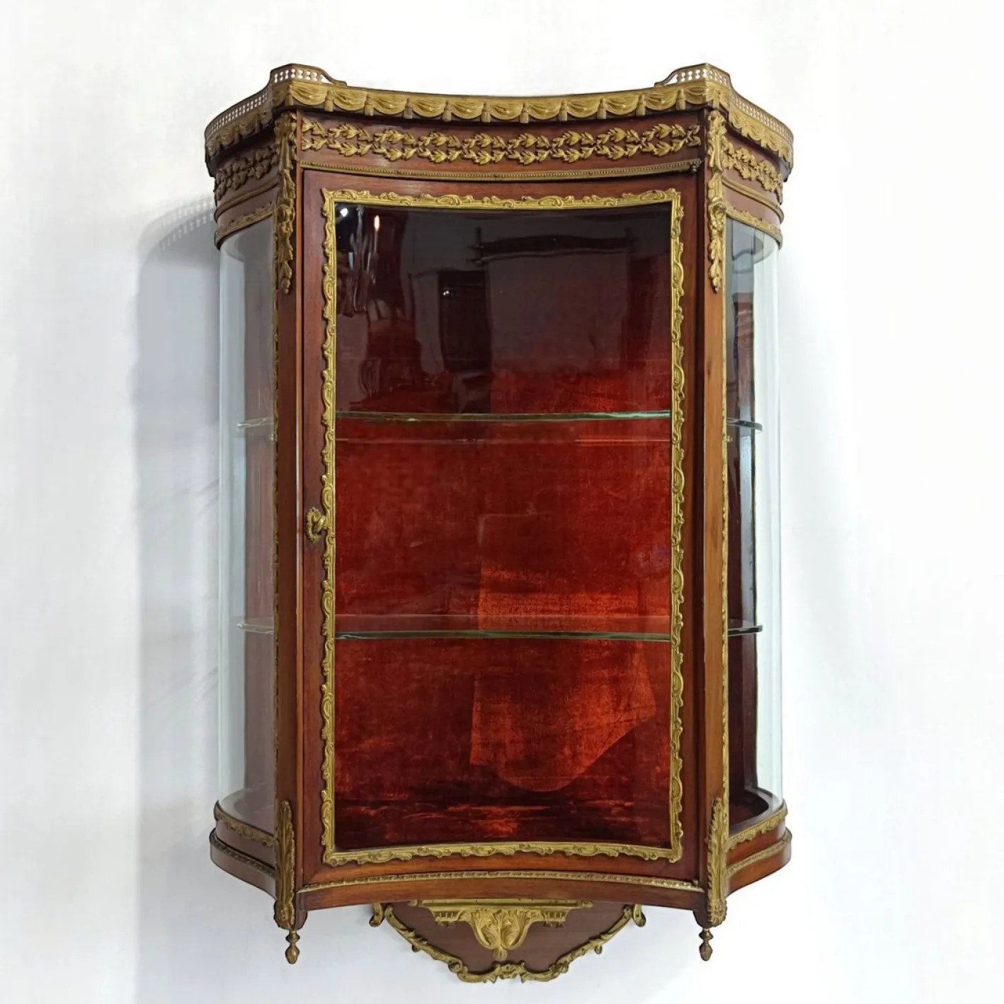 Antike neoklassizistische französische Louis XVI Vitrine aus Mahagoni & Bronze, 1910er