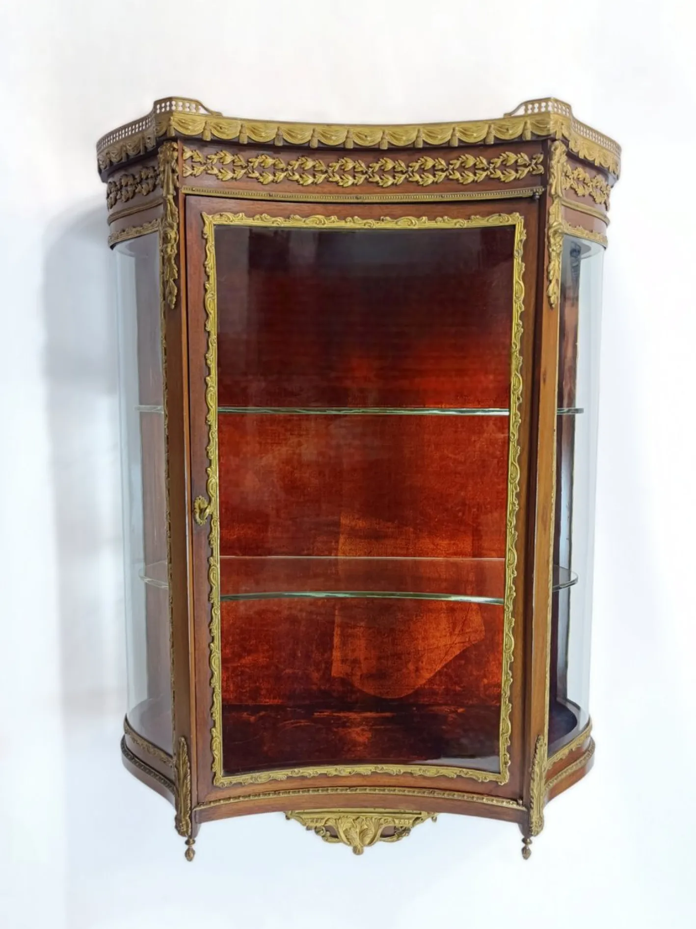 Antike neoklassizistische französische Louis XVI Vitrine aus Mahagoni & Bronze, 1910er