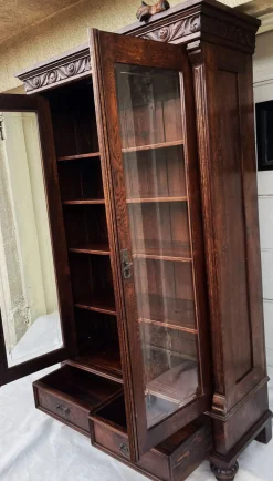 Antike Neorenaissance Vitrine aus Eiche, 1910