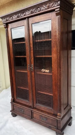 Antike Neorenaissance Vitrine aus Eiche, 1910