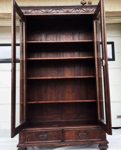 Antike Neorenaissance Vitrine aus Eiche, 1910