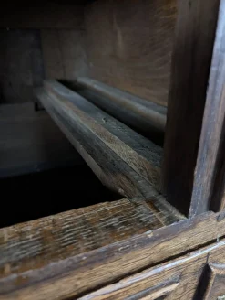 Antike Provinzielle Kommode aus Eiche, 1700er