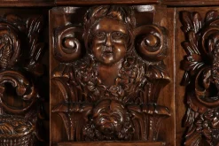 Antiker Barocker Danzig Schrank aus Nussholz mit Schnitzereien, 1720