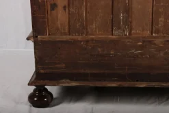 Antiker Barocker Danzig Schrank aus Nussholz mit Schnitzereien, 1720