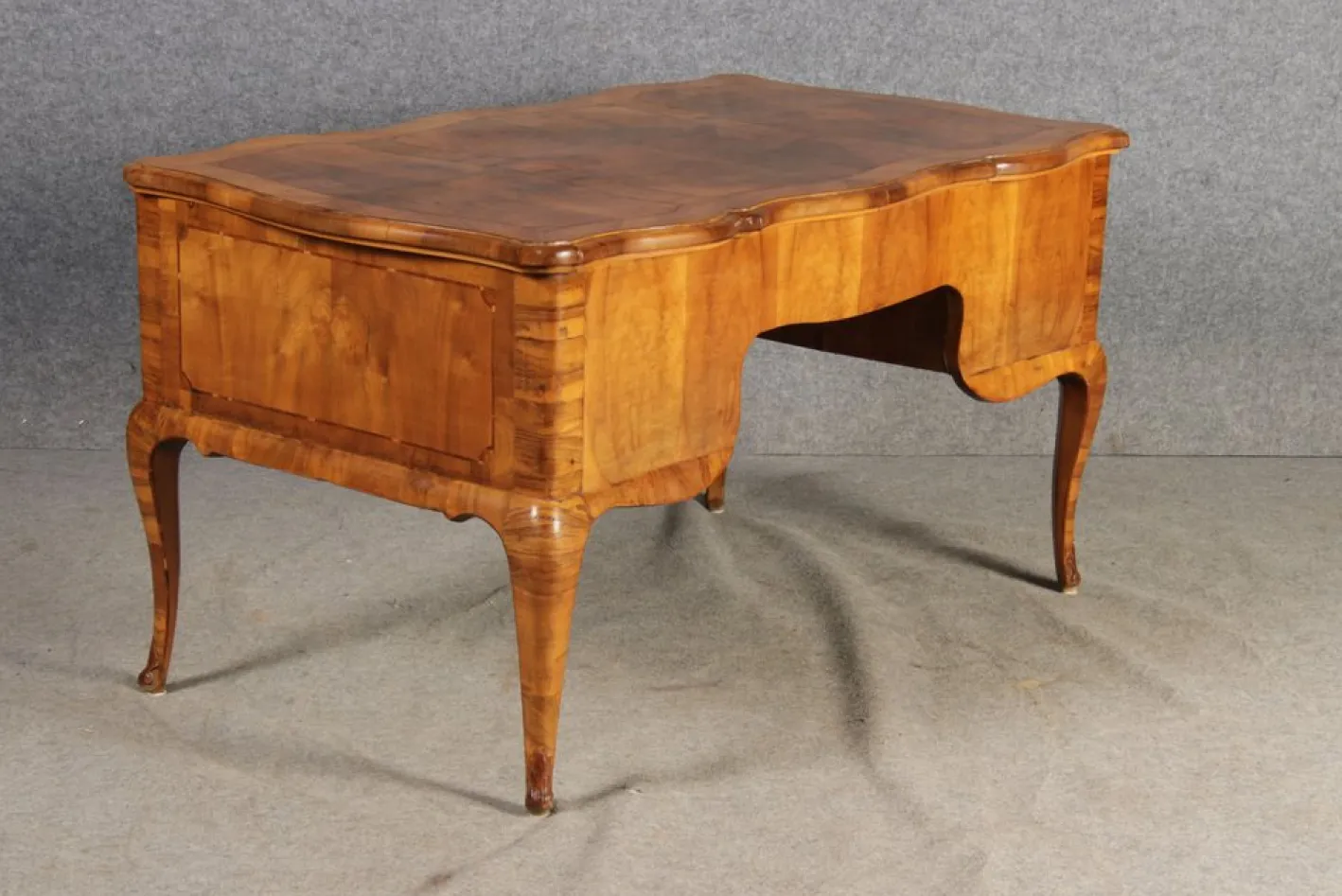 Antiker Barock Schreibtisch mit Nussholz Intarsie, 1780