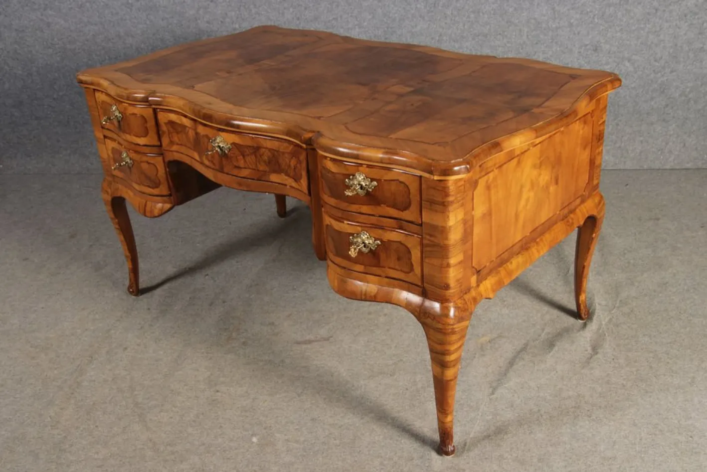 Antiker Barock Schreibtisch mit Nussholz Intarsie, 1780