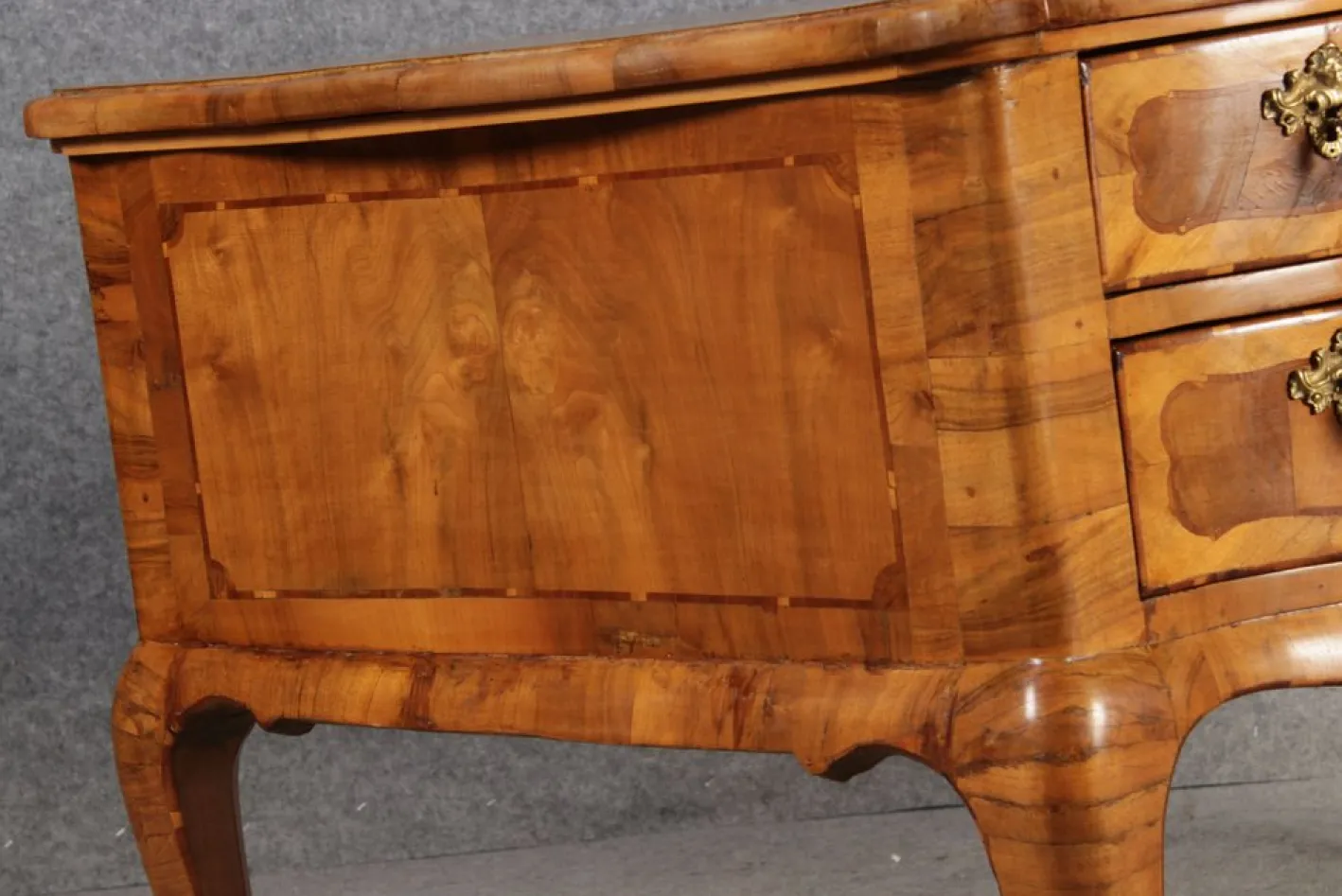 Antiker Barock Schreibtisch mit Nussholz Intarsie, 1780