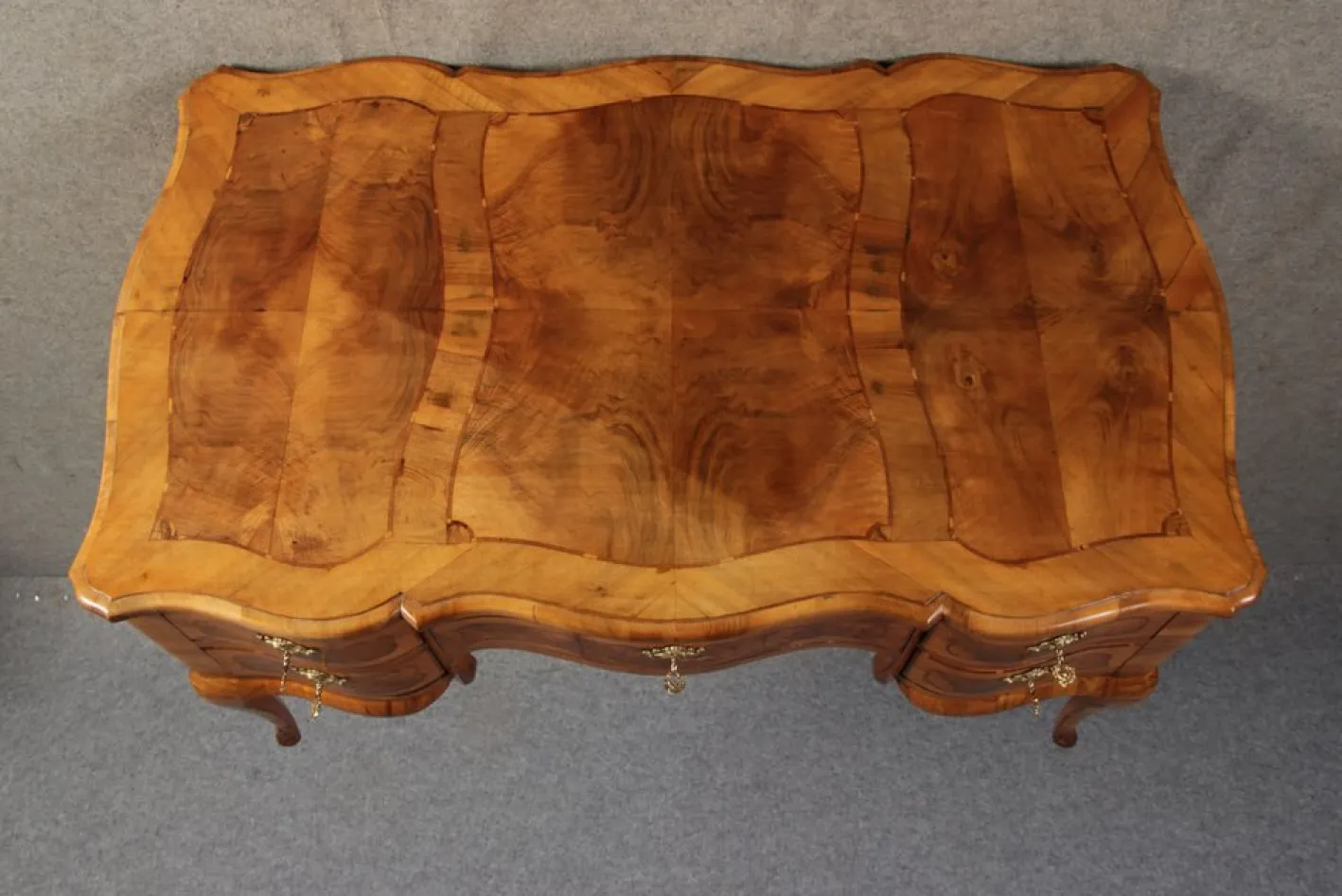 Antiker Barock Schreibtisch mit Nussholz Intarsie, 1780