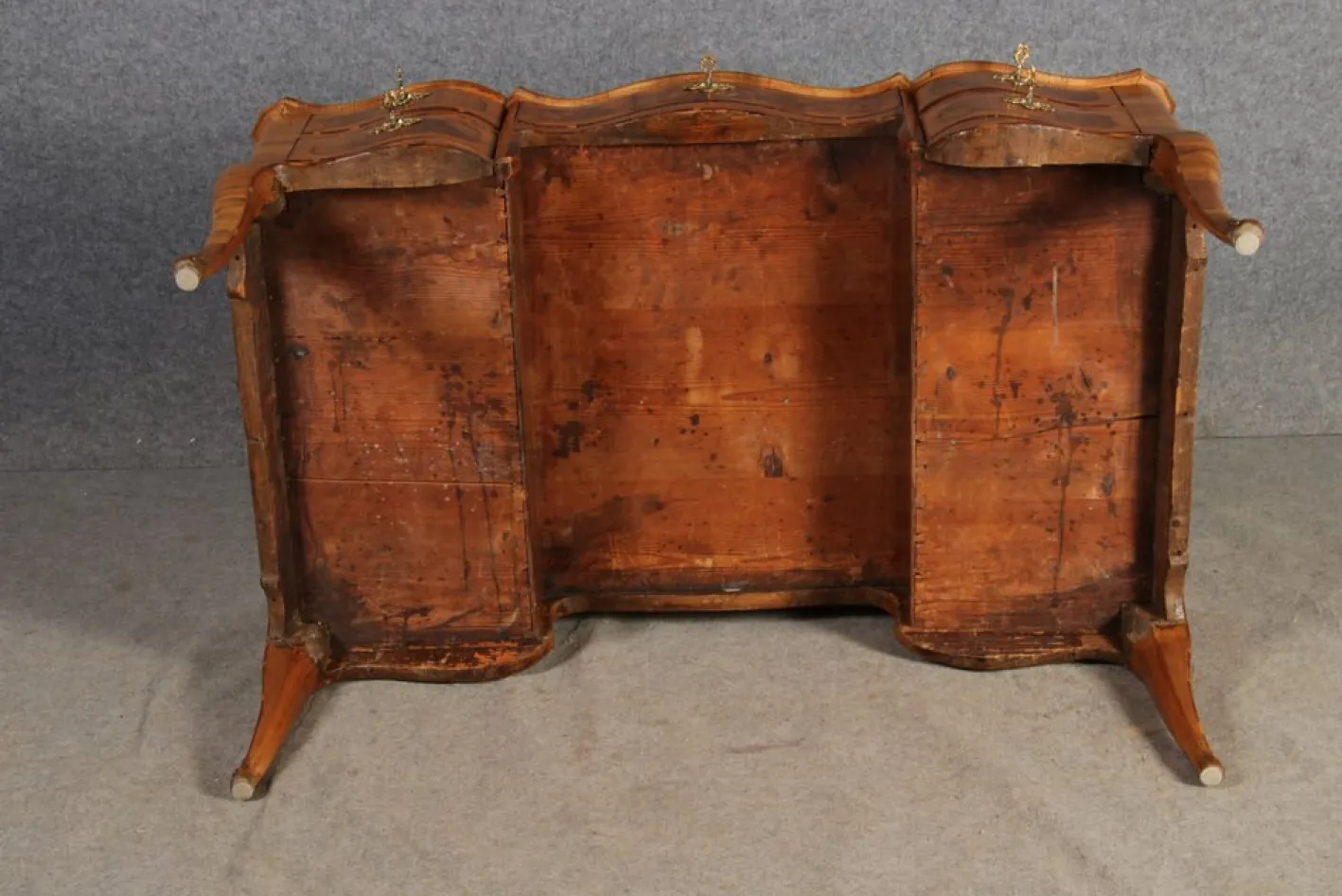 Antiker Barock Schreibtisch mit Nussholz Intarsie, 1780