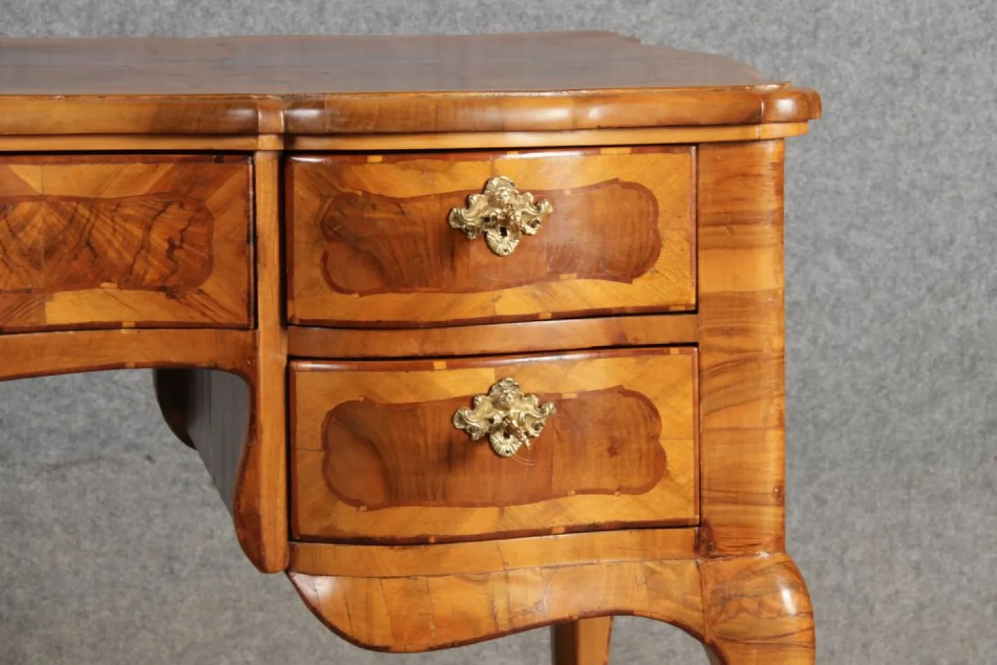 Antiker Barock Schreibtisch mit Nussholz Intarsie, 1780