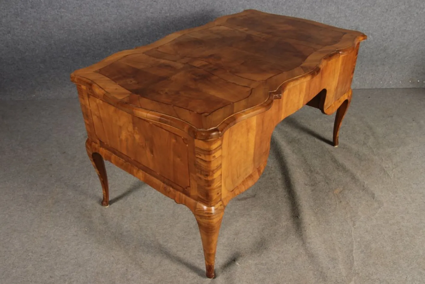 Antiker Barock Schreibtisch mit Nussholz Intarsie, 1780