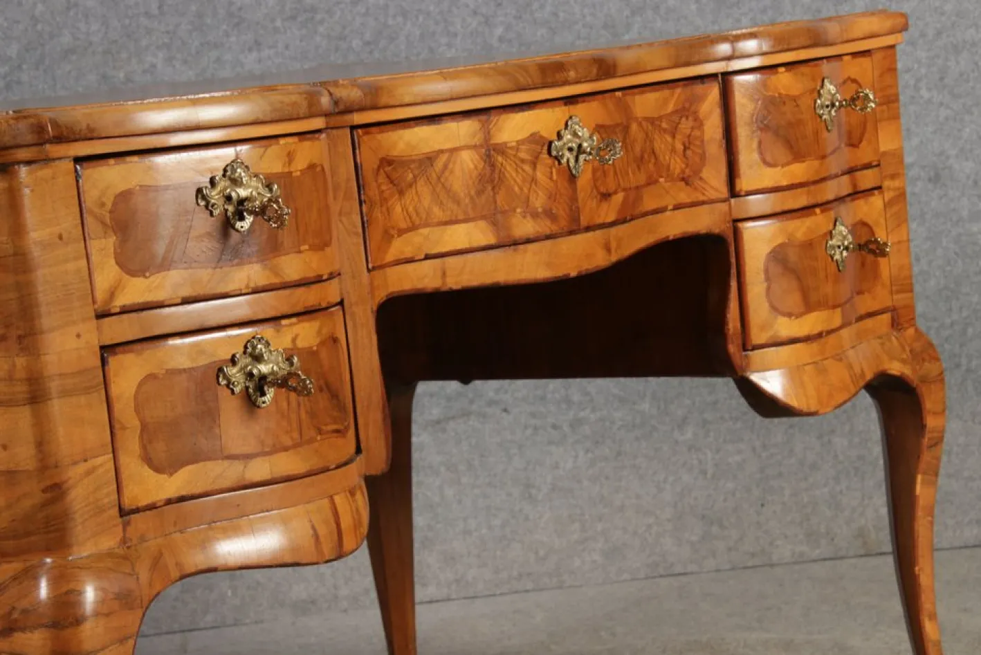 Antiker Barock Schreibtisch mit Nussholz Intarsie, 1780