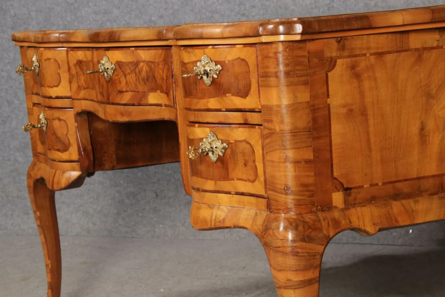 Antiker Barock Schreibtisch mit Nussholz Intarsie, 1780