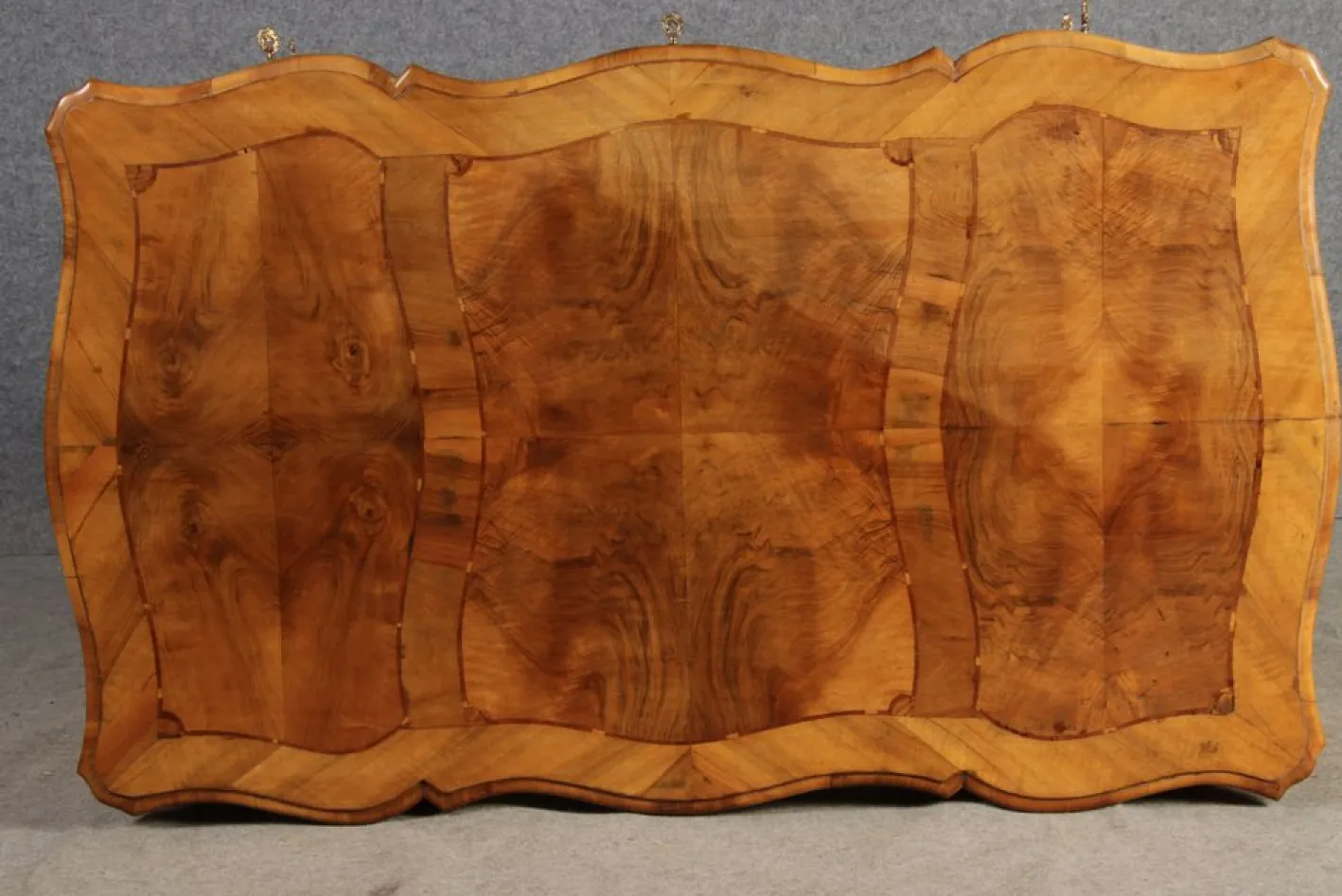 Antiker Barock Schreibtisch mit Nussholz Intarsie, 1780