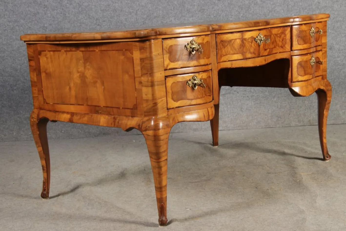 Antiker Barock Schreibtisch mit Nussholz Intarsie, 1780