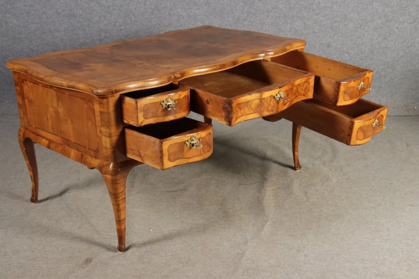 Antiker Barock Schreibtisch mit Nussholz Intarsie, 1780