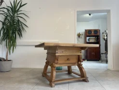 Antiker Bauerntisch aus massivem Holz