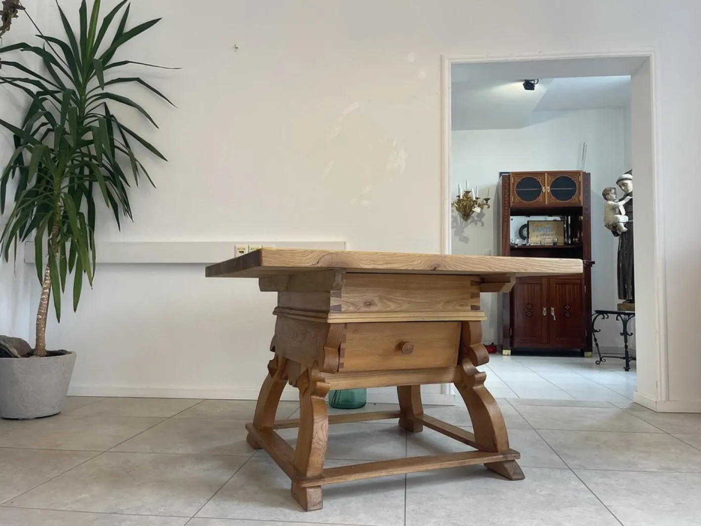 Antiker Bauerntisch aus massivem Holz